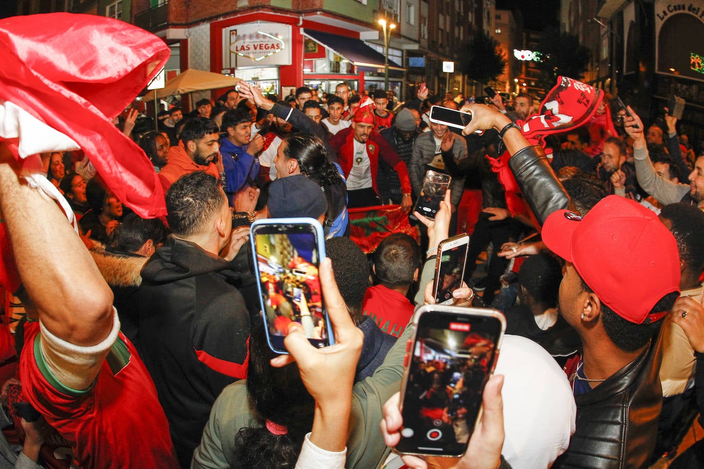 Fotos: La colonia marroquí celebra en Torrelavega el pase a semifinales