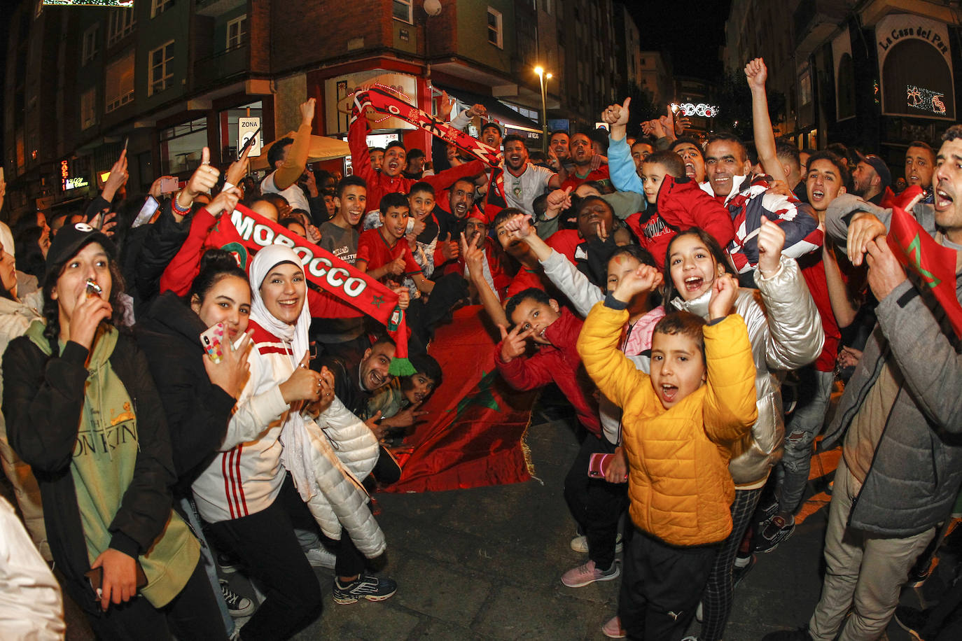 Fotos: La colonia marroquí celebra en Torrelavega el pase a semifinales