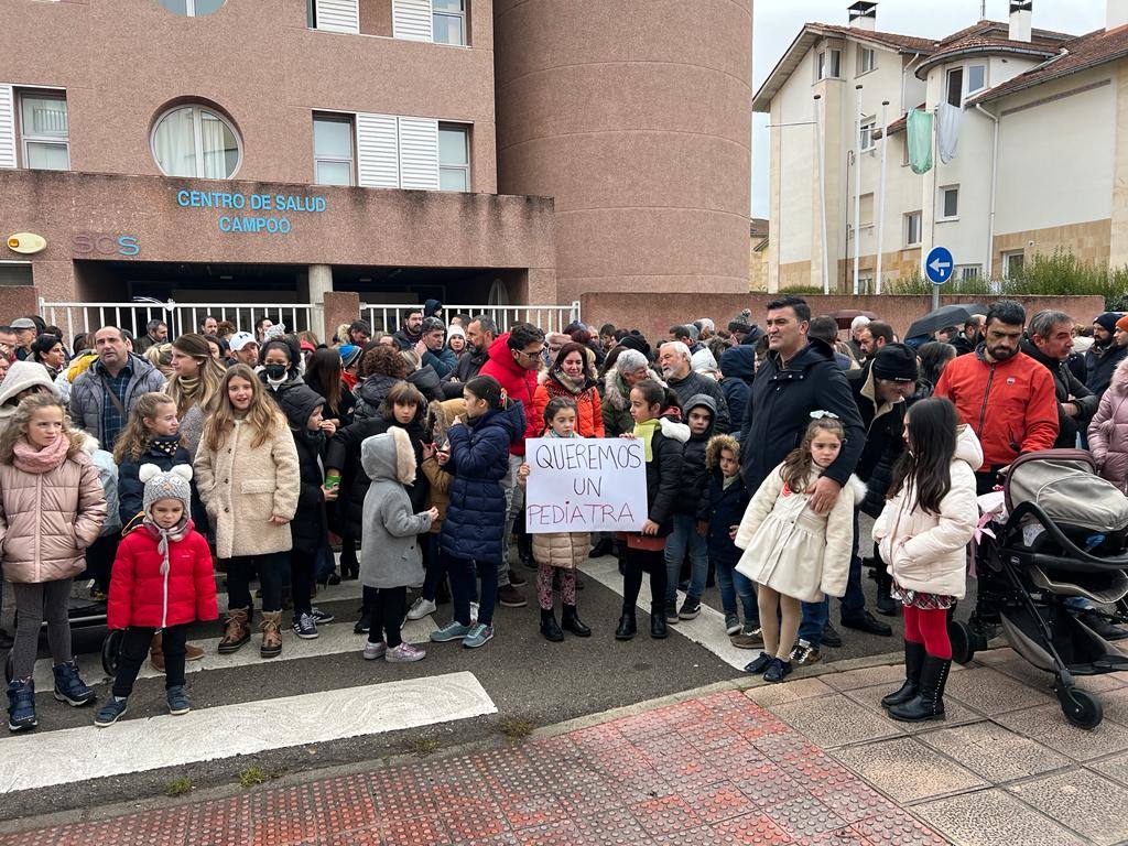 Cientos de personas se concentraron este sábado por la mañana frente al Centro de Salud de Reinosa para reclamar un servicio digno de pediatría.