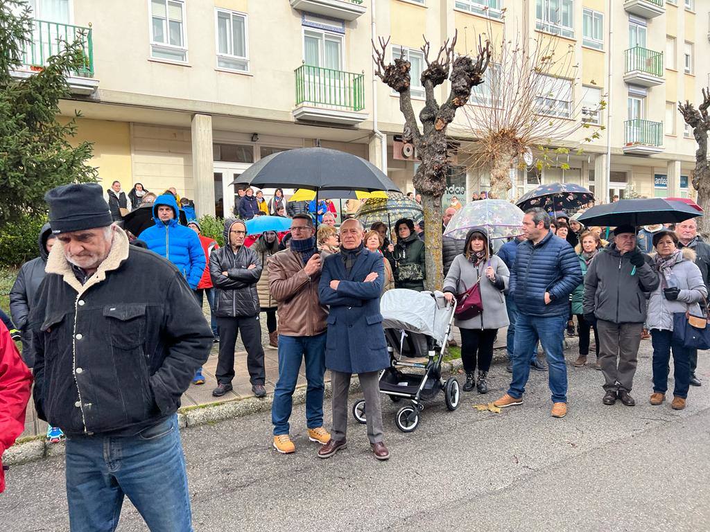 Cientos de personas se concentraron este sábado por la mañana frente al Centro de Salud de Reinosa para reclamar un servicio digno de pediatría.