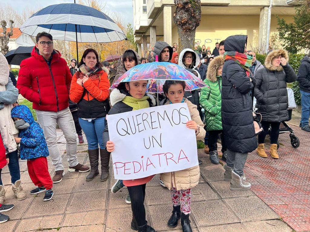 Cientos de personas se concentraron este sábado por la mañana frente al Centro de Salud de Reinosa para reclamar un servicio digno de pediatría.