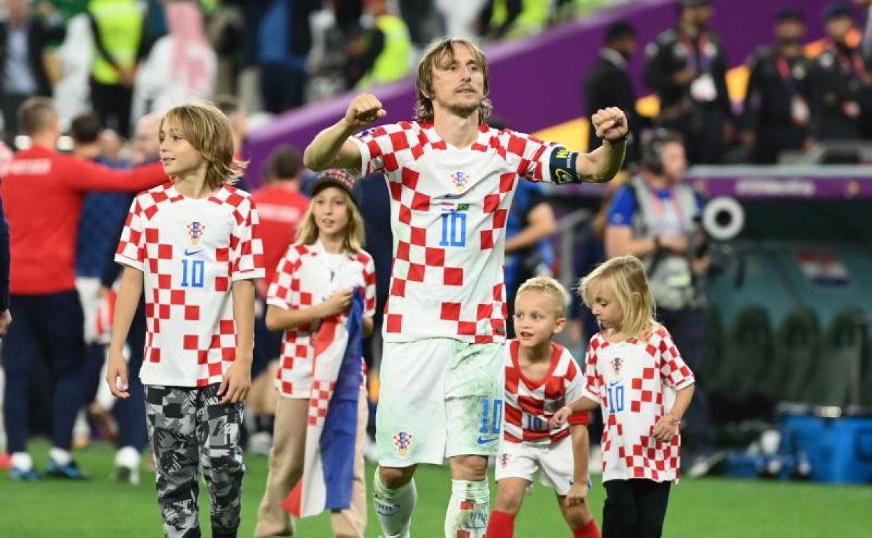 El croata Luka Mdric celebra junto a sus hijos el pase a semifinales en el Mundial de Qatar. 