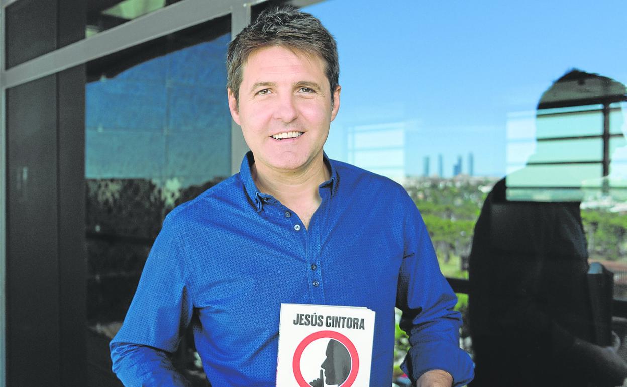 El periodista Jesús Cintora, con su nuevo libro, que presenta este lunes en Santander. 