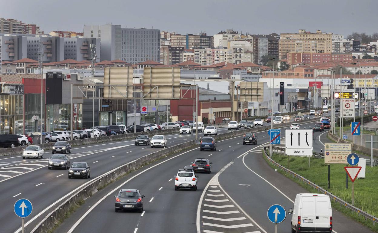 Tráfico fluido en el acceso y salida a Santander desde la Avenida Parayas, en una imagen reciente. 