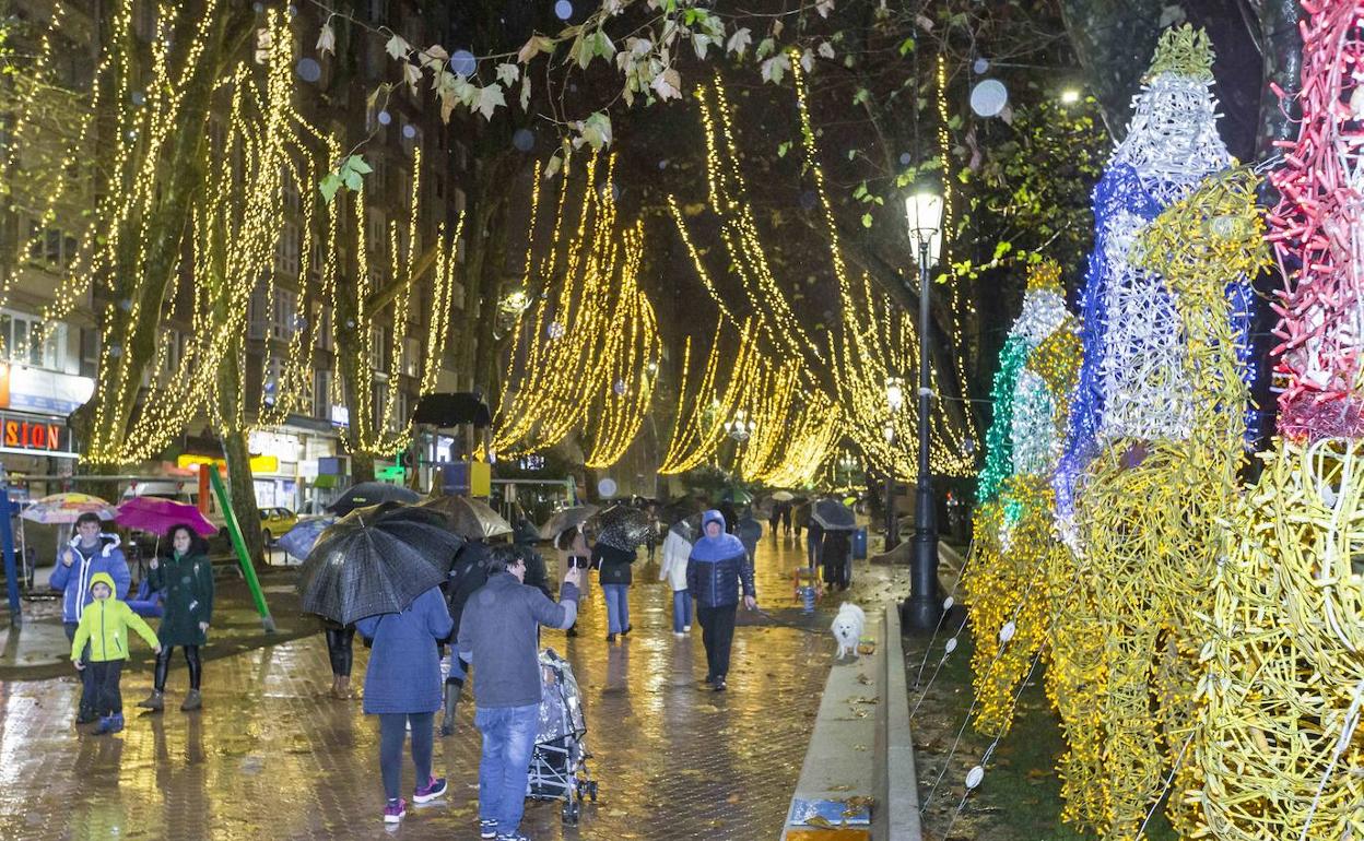 La Alameda de Oviedo ha sido la última en encender las luces de Navidad.