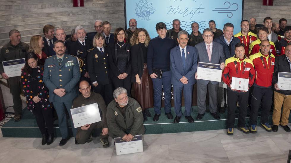 Las personas condecoradas con diplomas y Medallas al Mérito de Protección Civil por su participación en rescates posan, ayer, junto a las autoridades, en el Palacio de Festivales. 