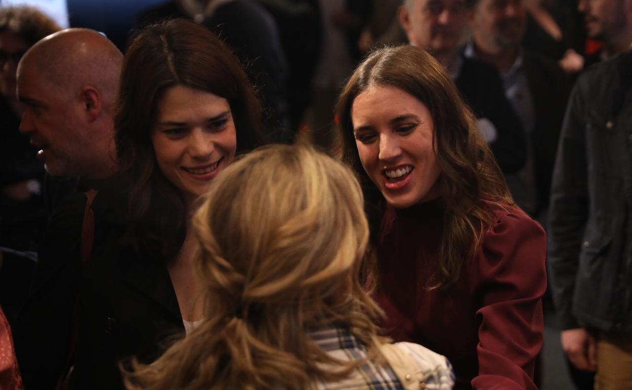 Irene Montero conversa con Yolanda Díaz en la presentación de un libro sobre la vicepresidenta en abril. 