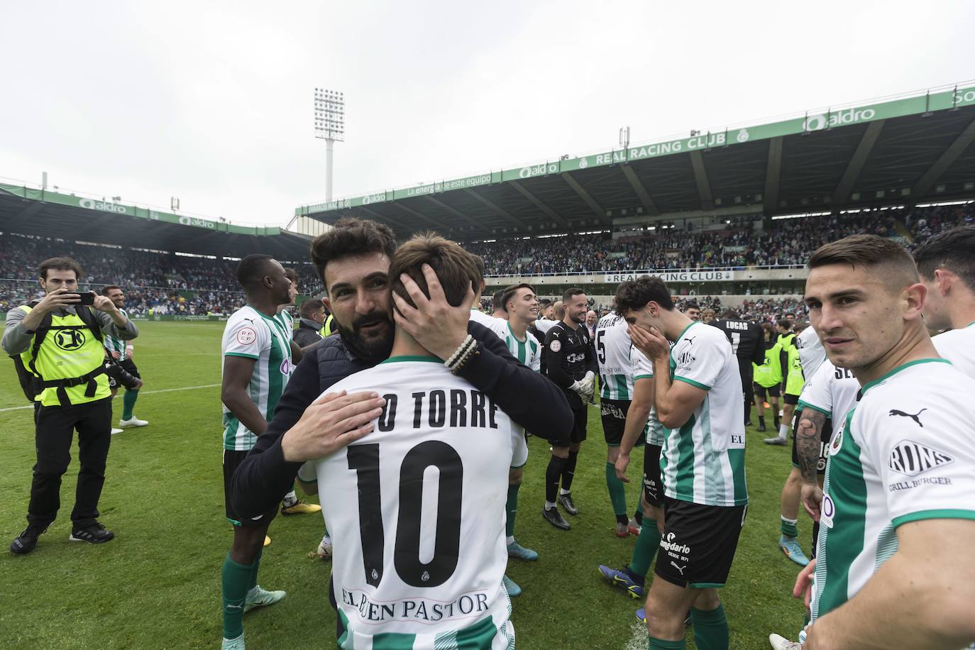 Abrazo a Pablo Torre tras el ascenso.