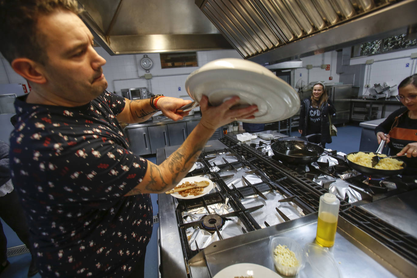 Luis Roll, de Cervecería Mompy's (Mejor Tortilla 'Con' 2017), da la vuelta a una de las tres tortillas con las que participó en esta 5ª edición. 