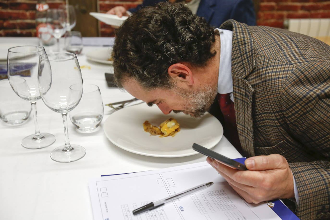 Ricardo Ezcurdia, miembro de la Academia de Gastronomía de Cantabria, formó parte del jurado de tortillas en categoría 'con' y creativas. 