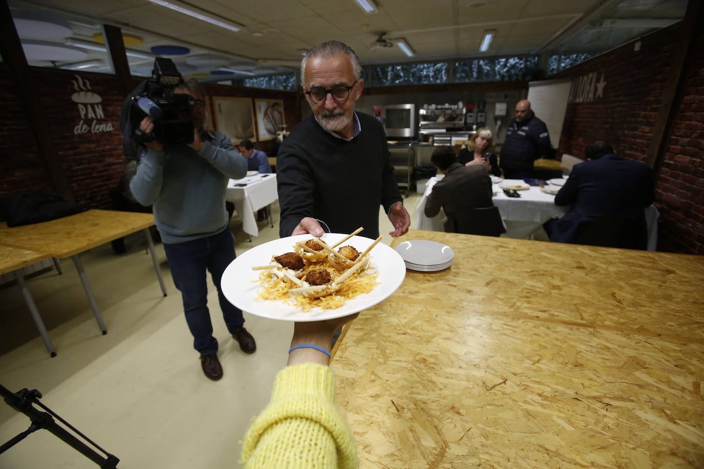 El jurado recibió una a una, de manos de Alfonso Fraile, las tortillas participantes en la cata a ciegas. 