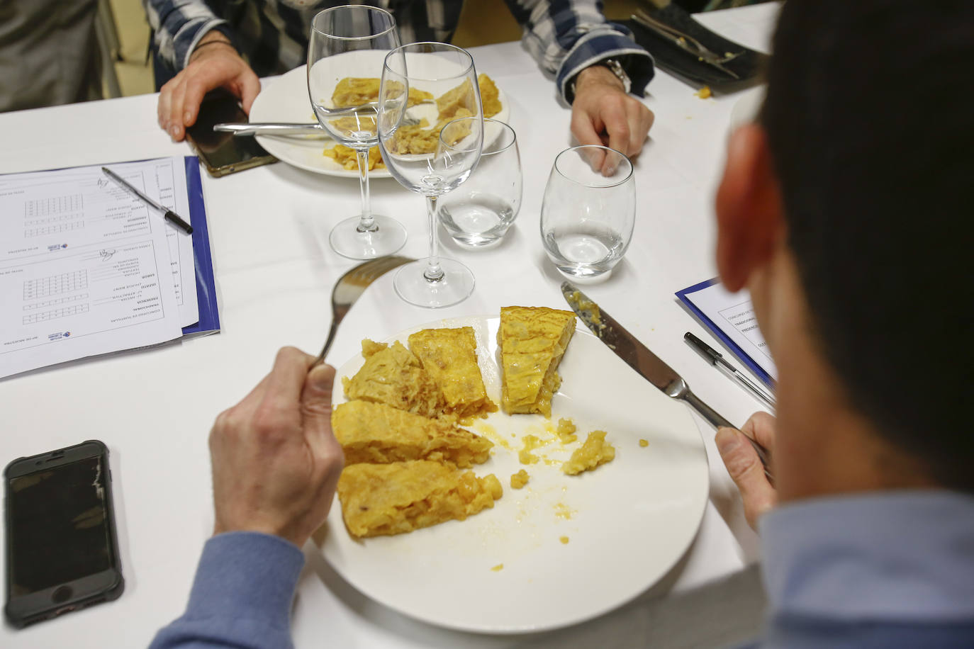 Además del conjunto, el olor y el sabor, los miembros del jurado tuvieron que valorar aspectos como la fritura, el punto de sal o la jugosidad. 