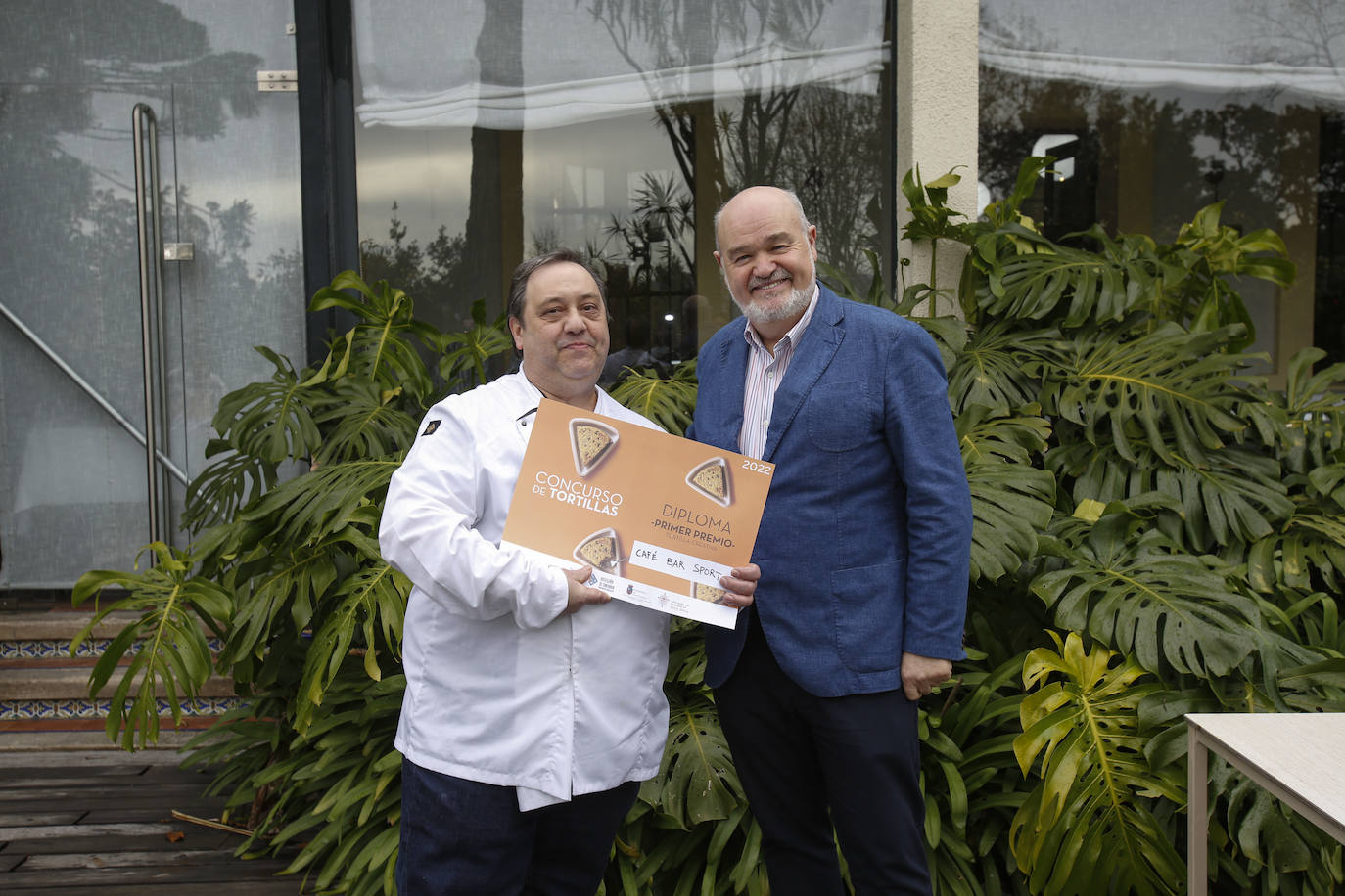 Luis Miguel González (Café Bar Sport La Penilla), Mejor Pincho Creativo, y Fernando de la Pinta, consejero delegado de Cantur. 