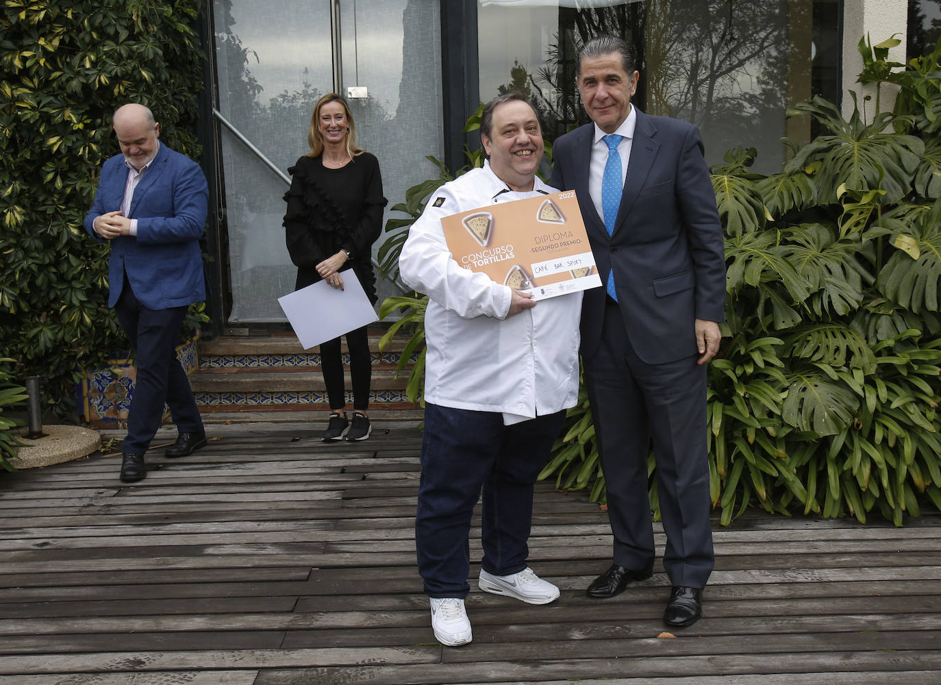 Luis Miguel González, segunda Mejor Tortilla 'Con', y Francisco Agudo, presidente de la AEHC. 