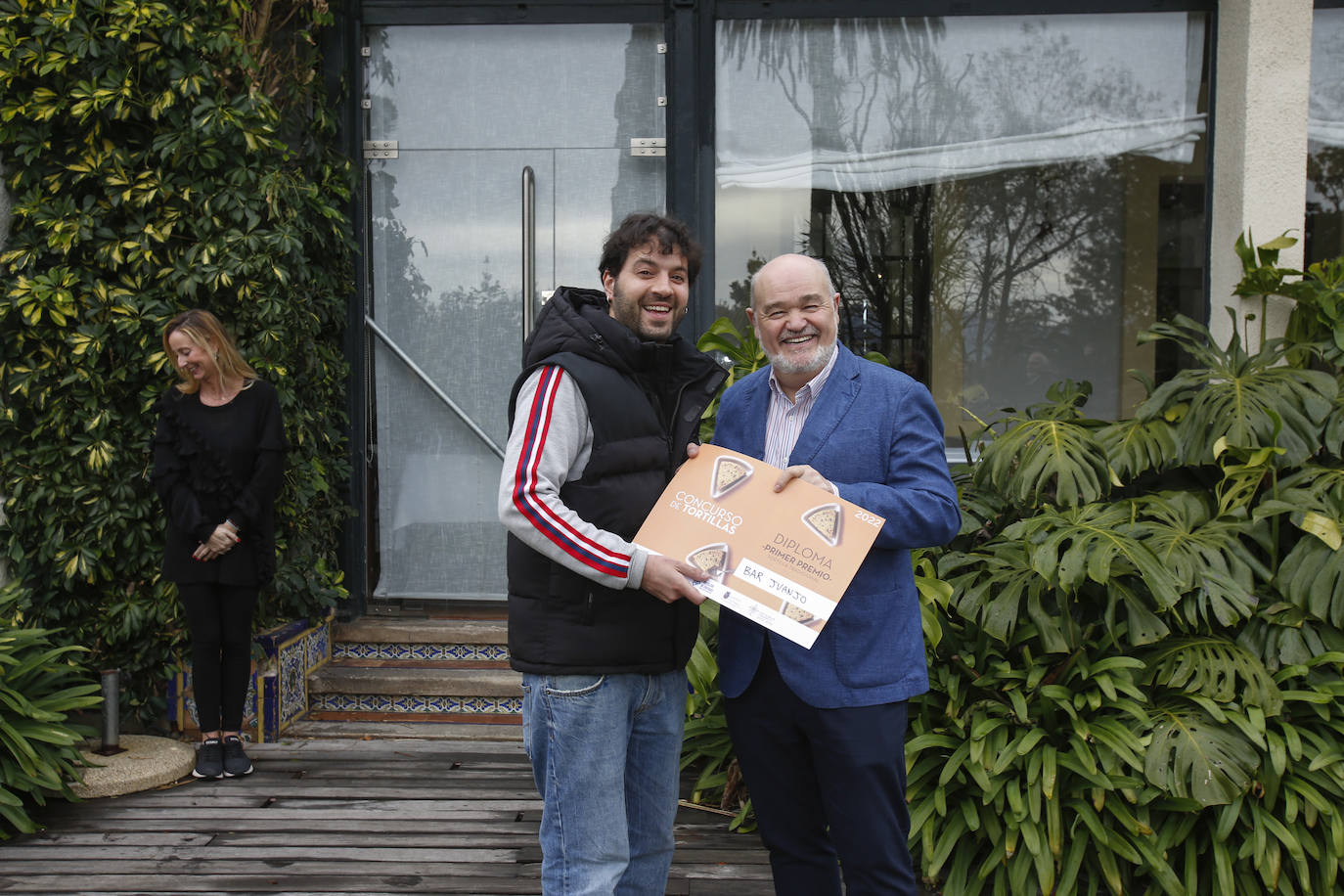 Pedro López, recogió el diploma en representación de Carlos del Val, propietario y cocinero del Bar Juanjo, Mejor Tortilla Tradicional. 