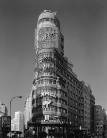 Imagen secundaria 2 - 'Selfi en Pandemia' (arriba). Debajo, 'Reunión del club de amigos del espacio' (1958), y 'Edificio Capitol' (1958). 