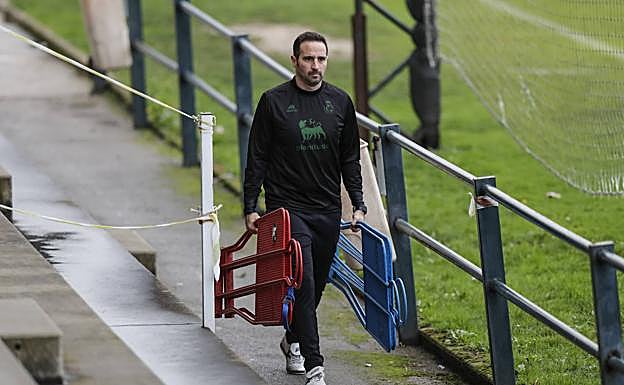 Pablo Álvarez,, camina hacia el campo de entrenamiento