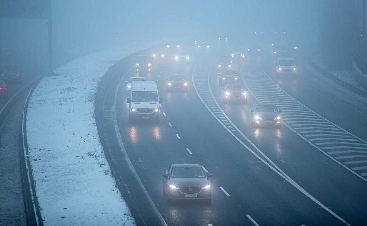 La nieve y la niebla también afectaron a las carreteras británicas.