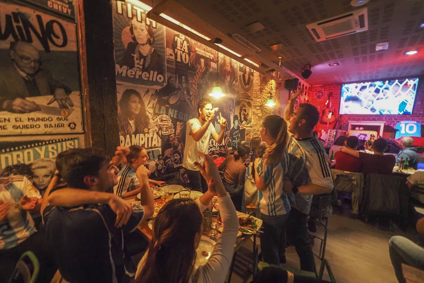 Los aficionados argentinos animaron a la selección frente a Croacia durante el partido en El Bulín de la Tasca, en Santander.