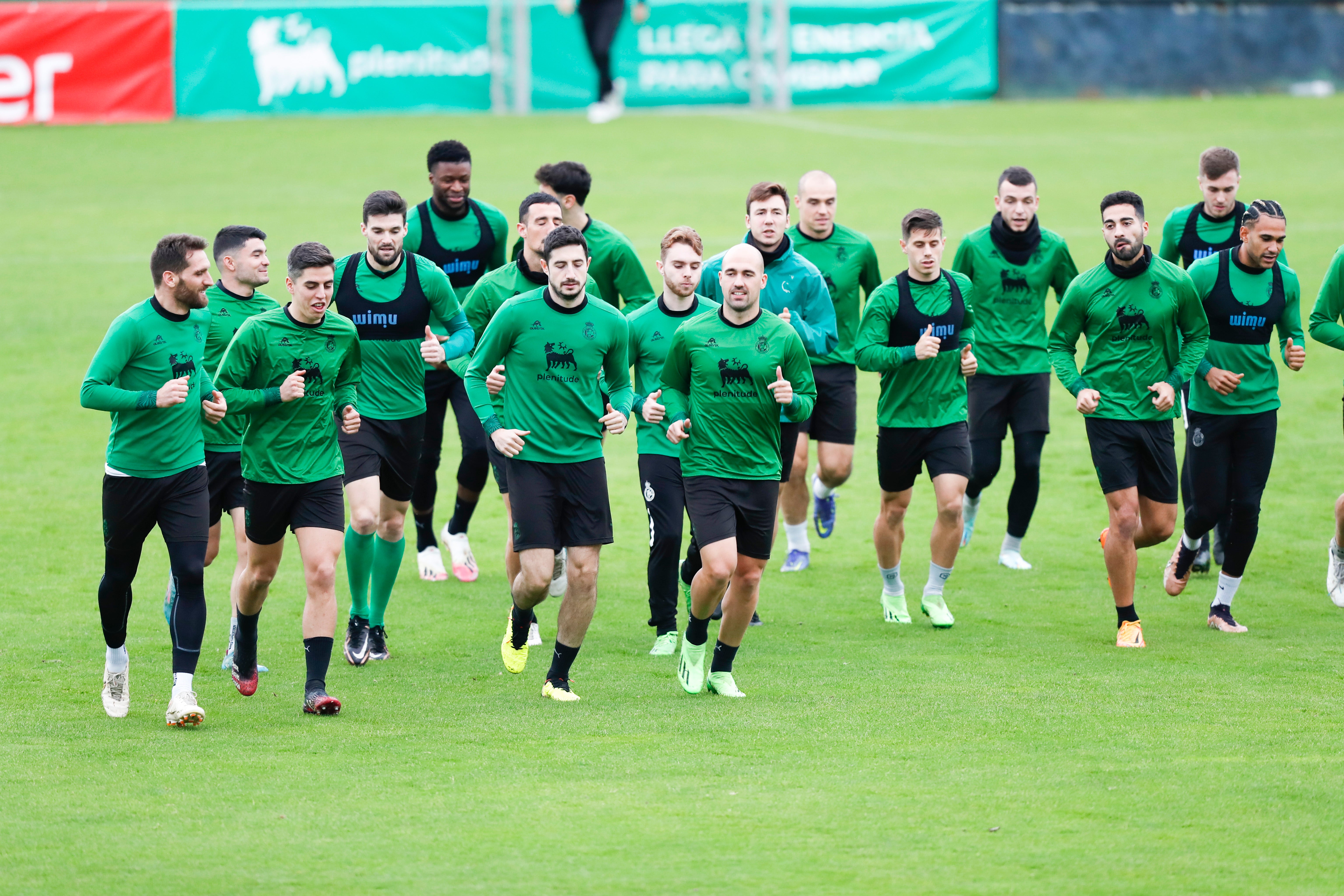 El equipo comienza el calentamiento. 