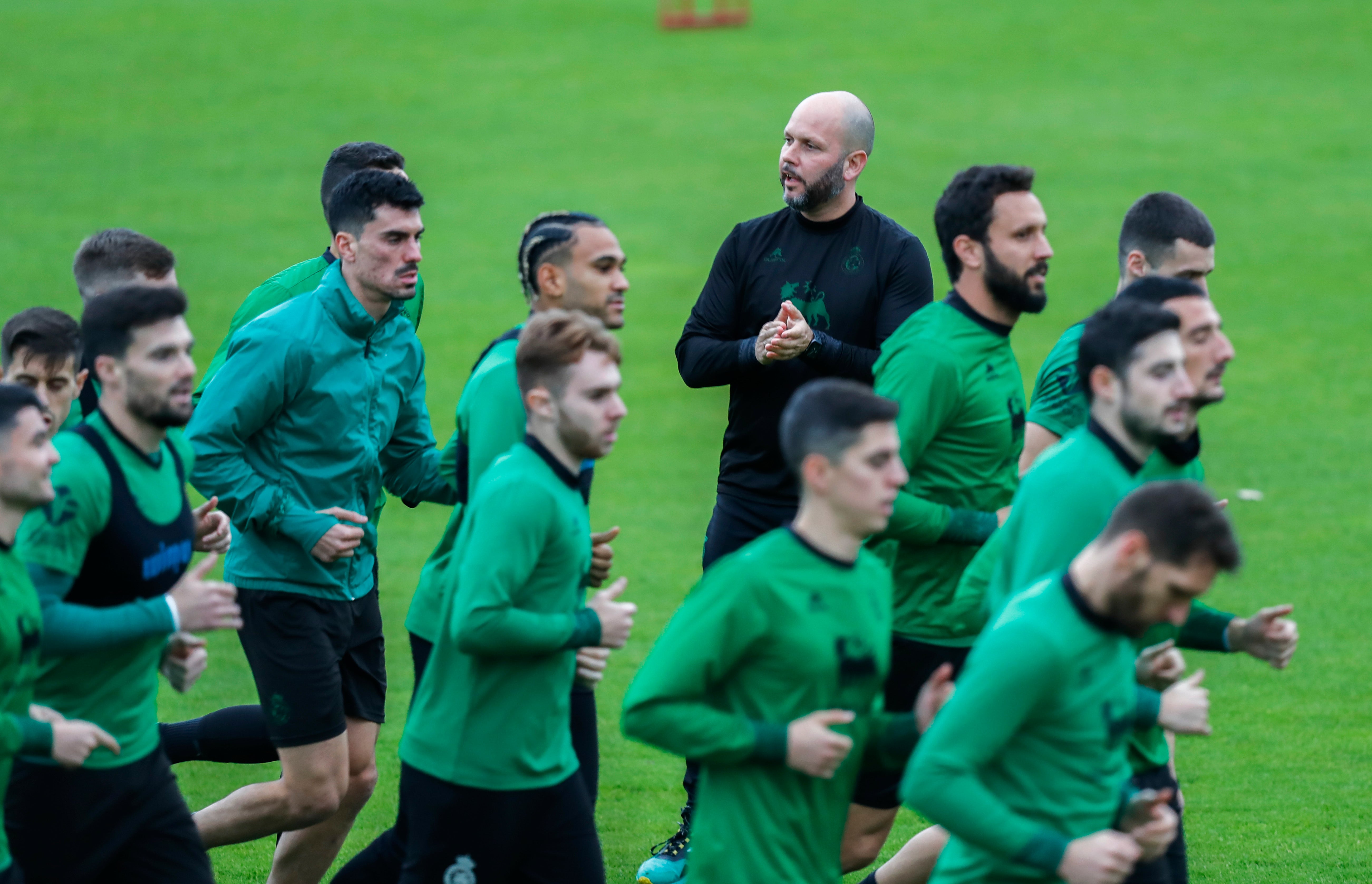 El entrenador ovetense ha estado en otros equipos de la categoría del Racing, como el Sporting, el Mirandés y el Málaga