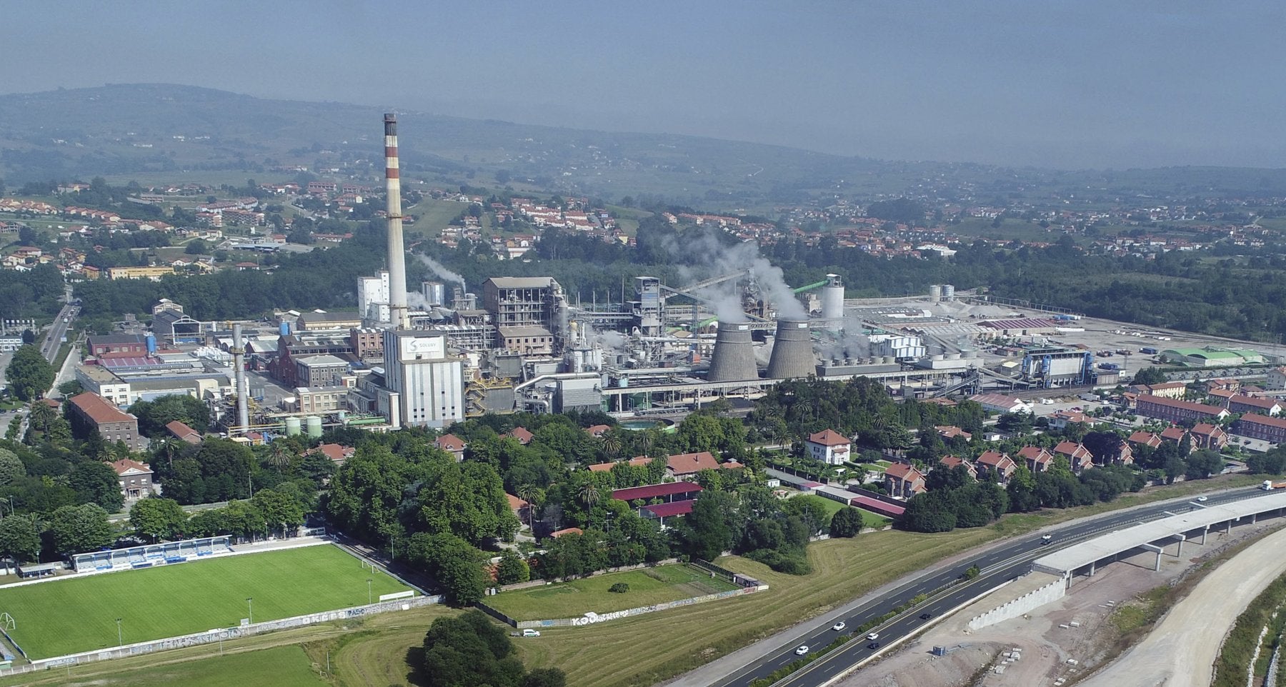 Complejo industrial que Solvay tiene en la localidad cántabra de Barreda, en proceso de cambio para abandonar el carbón. 