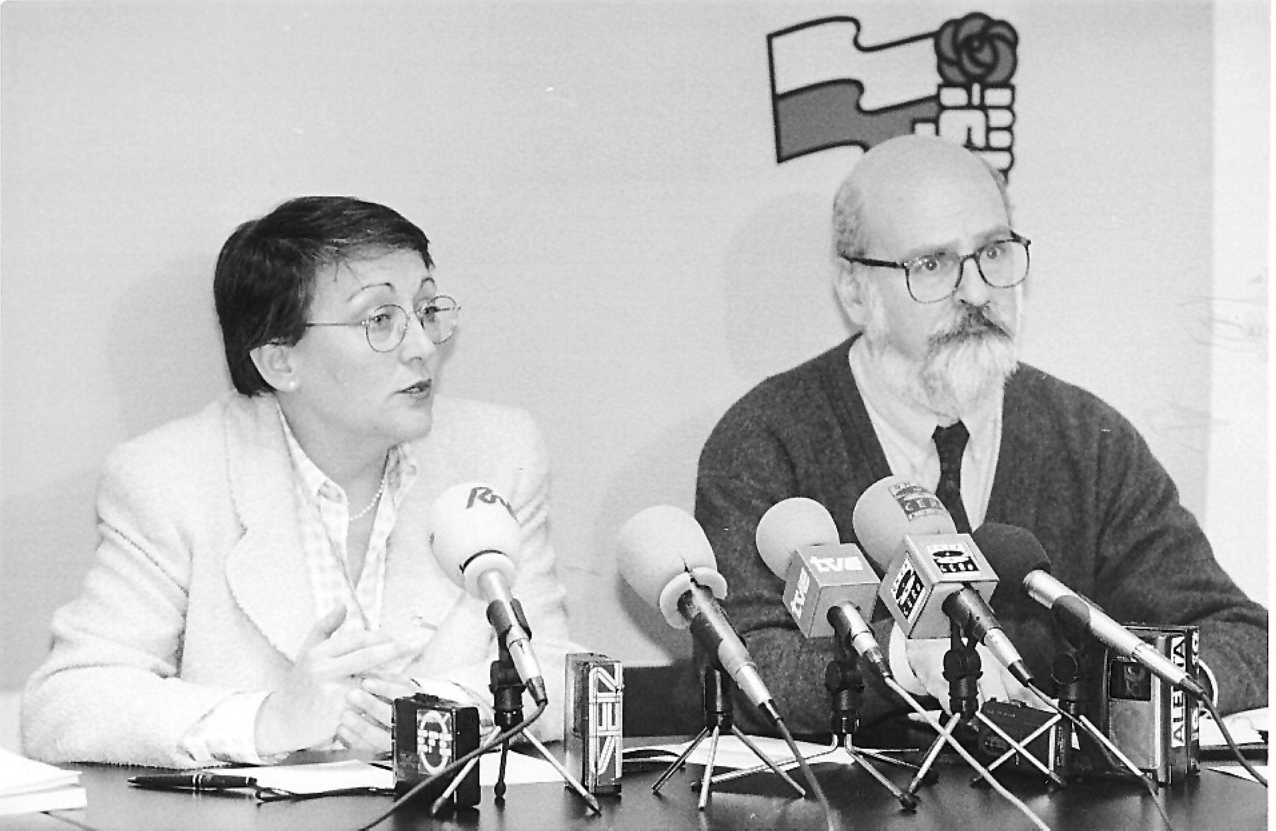 Gonzalo Burgués, en una fotografía de 1996, con la exministra Matilde Fernández. 