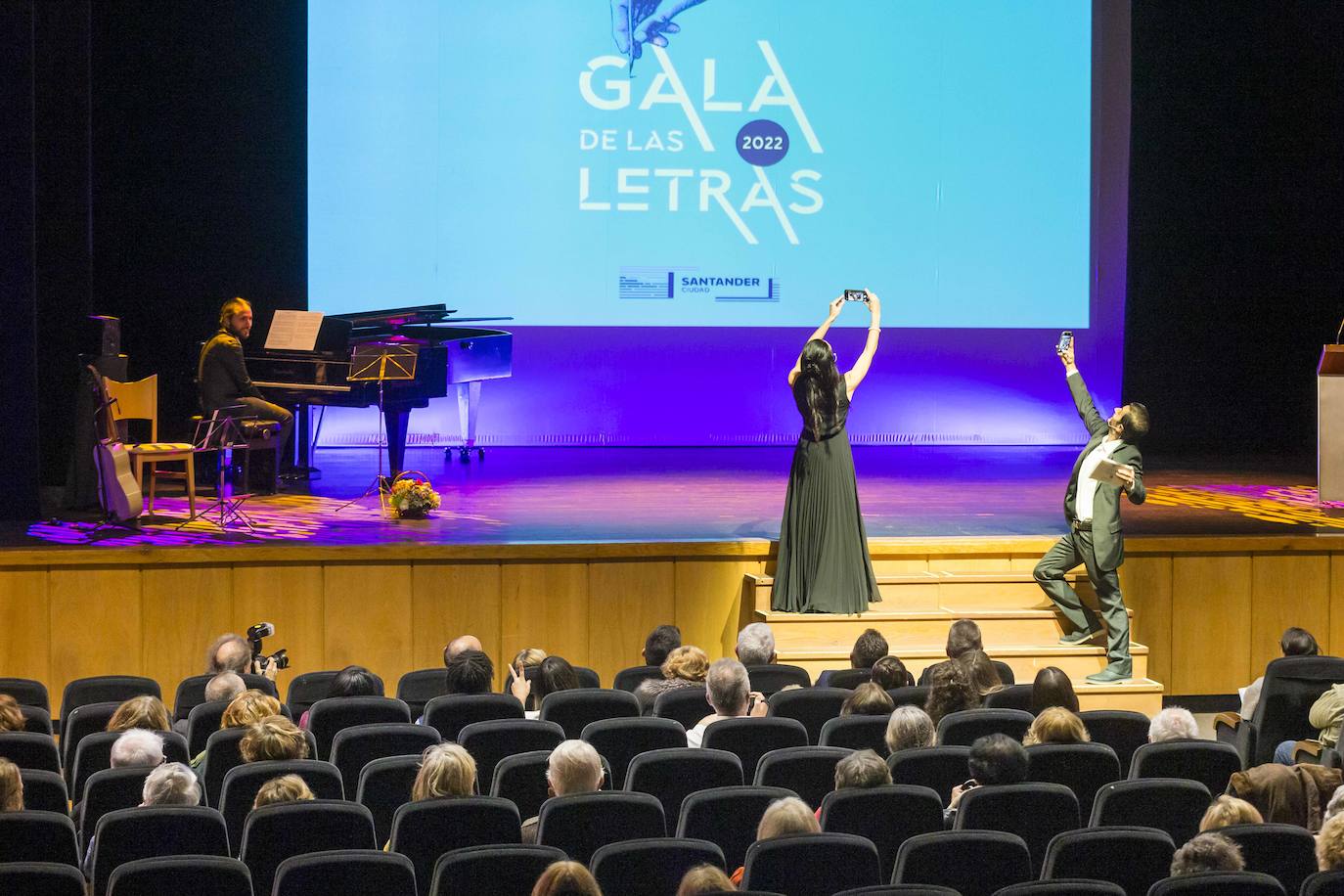 Los conductores de la gala, Marta López Mazorra y Jota Haya, actores de Arte en Escena, amenizaron el encuentro.