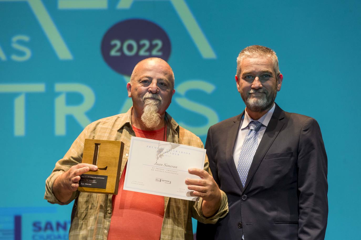 El premio Tristana de novela fantástica fue para Juan Simeran, que recibió el galardón del concejal de Cultura, Javier Ceruti.