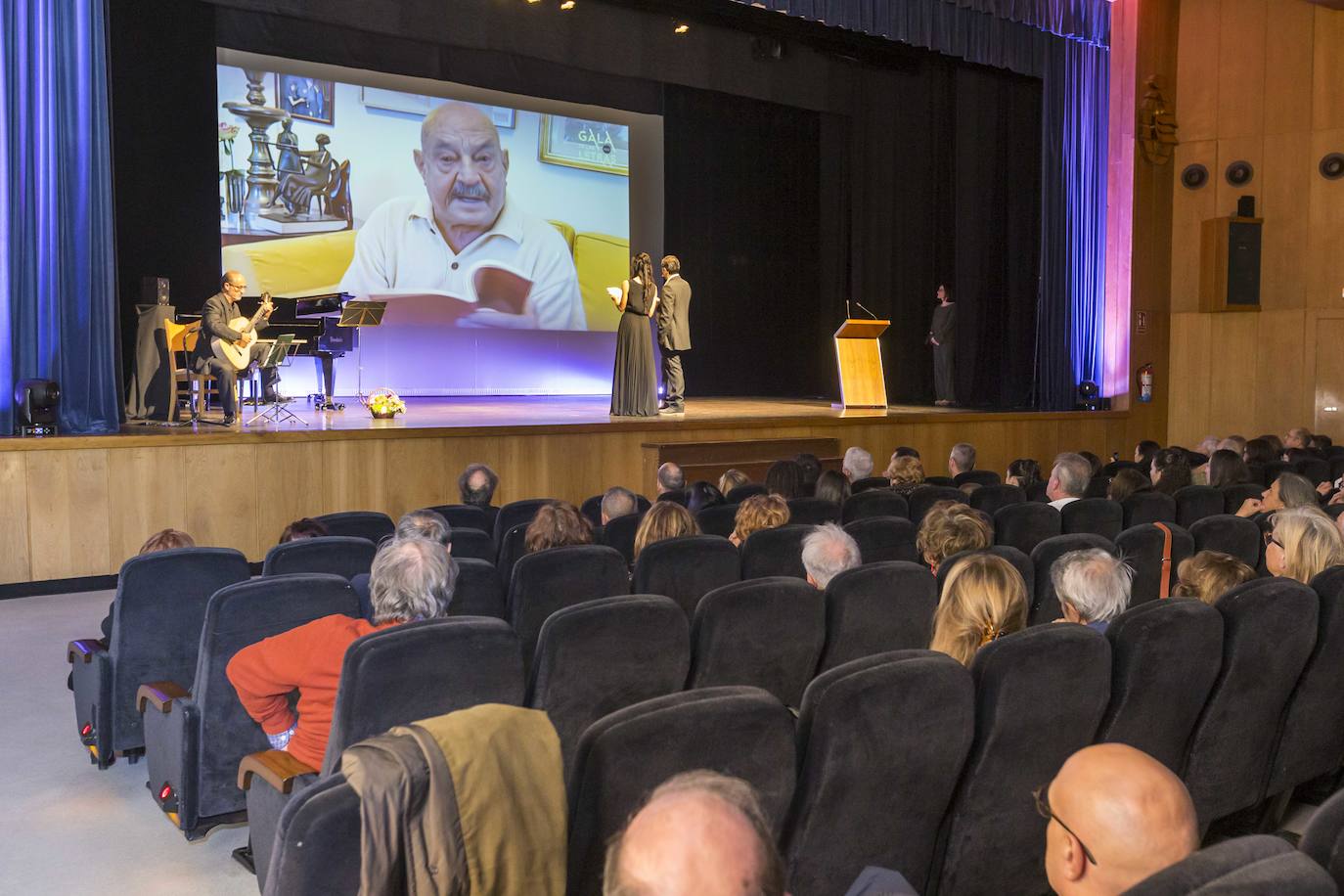 El poeta José Hierro fue una de las figuras centrales de la Gala de las Letras.