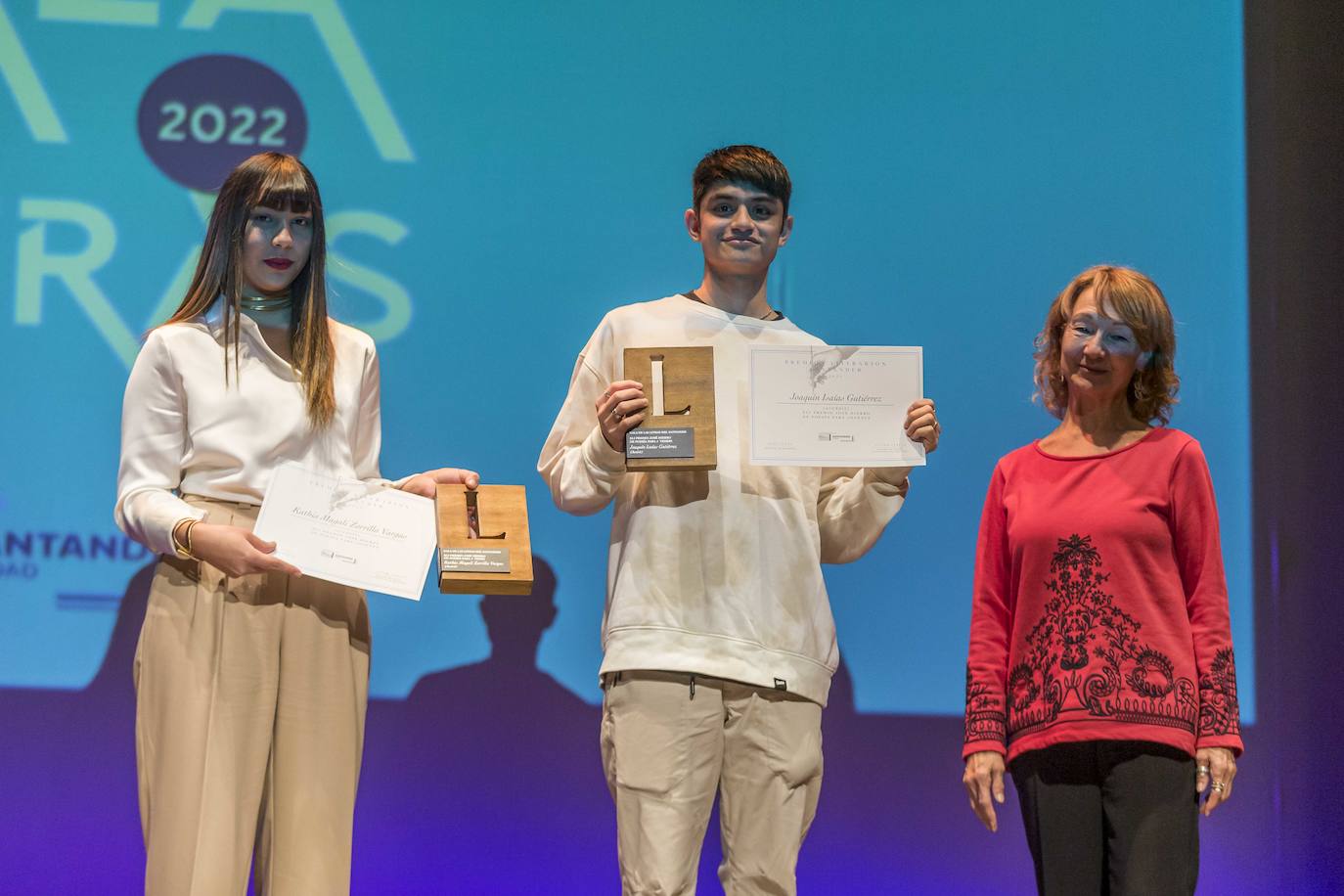 Katbia Magali y Joaquín Isaías Gutiérrez recibieron el accesit en el premio José Hierro de poesía para jóvenes de la mano de Marián Hierro, hija del poeta.