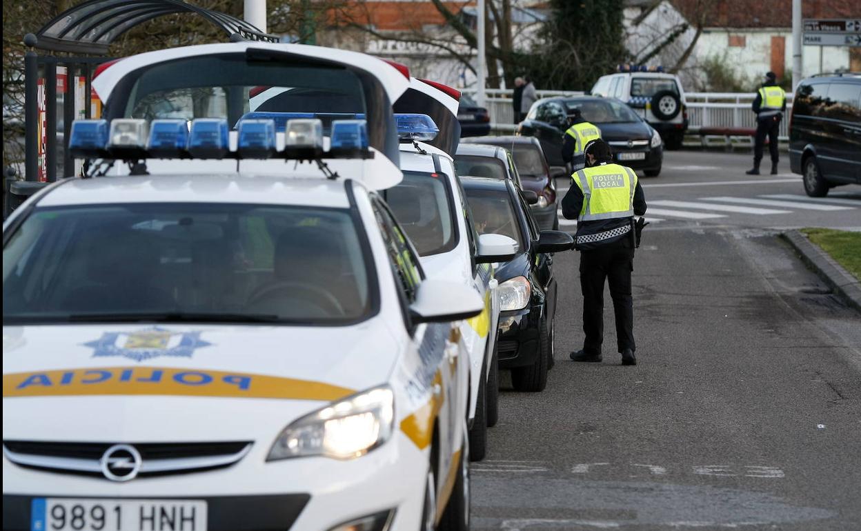 Agentes de la Policía Local de Torrelavega, durante una intervención. 