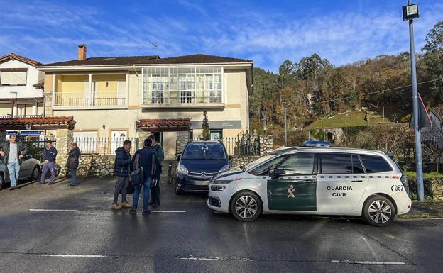 Los empleados de la sucursal relatan los hechos minutos después de que los atracadores abandonaran el lugar.