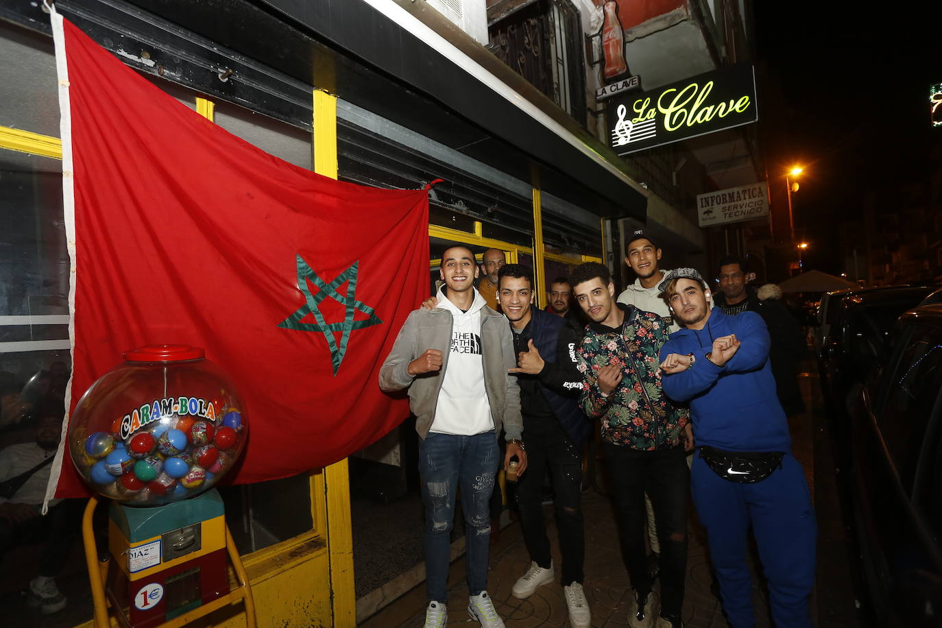 Dos establecimientos de Torrelavega, el bar Venecio y el bar La Clave, sirvieron para que muchos marroquíes que viven en Cantabria siguiesen el partido de su selección contra Francia.