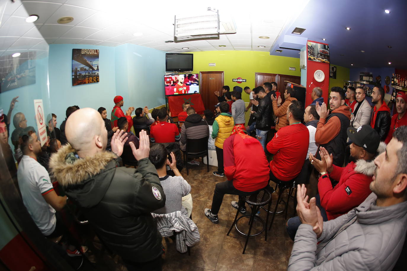 Dos establecimientos de Torrelavega, el bar Venecio y el bar La Clave, sirvieron para que muchos marroquíes que viven en Cantabria siguiesen el partido de su selección contra Francia.