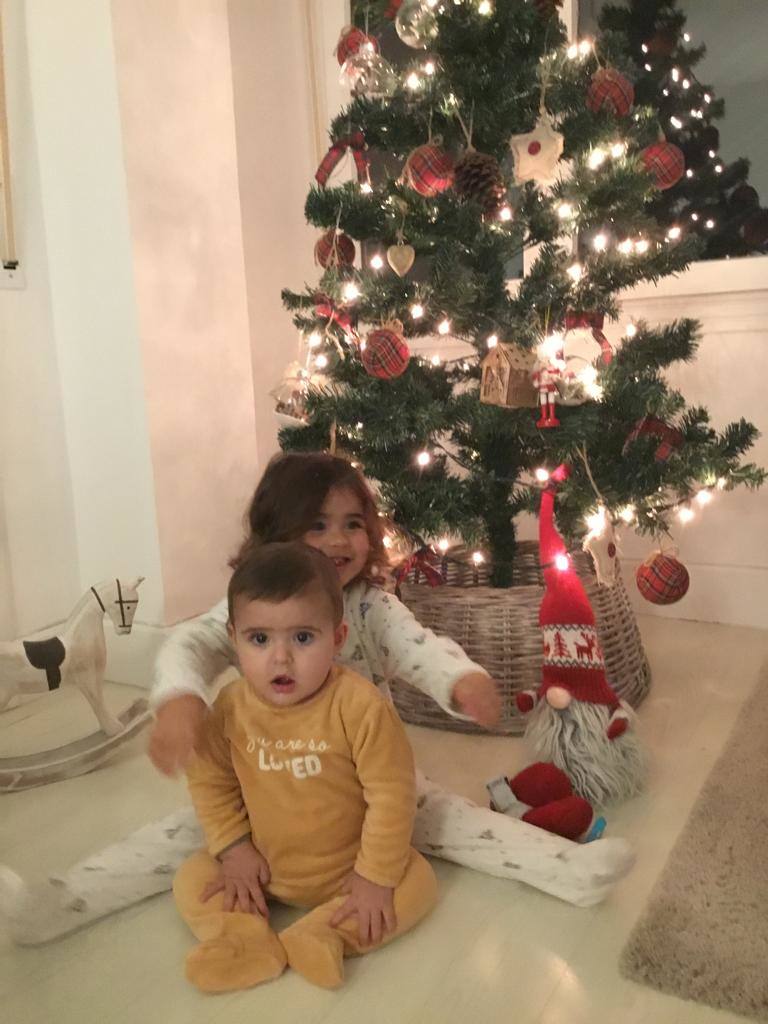 Paula, de dos años, y Carlos Lavín, de 8 meses, son dos hermanitos que viven en el barrio de Valdenoja (Santander) que estos días están muy felices entre tantas luces, villancicos y adornos navideños.