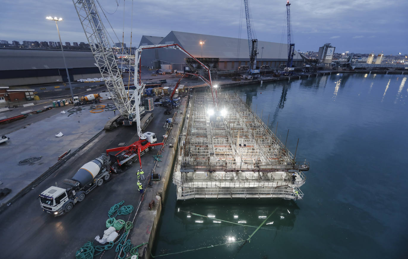 En la construcción de los cajones que compondrán el futuro muelle se van a utilizar 3.220 metros cúbicos de hormigón. Dichas estructuras deben estar finalizadas el próximo viernes, 23 de diciembre.