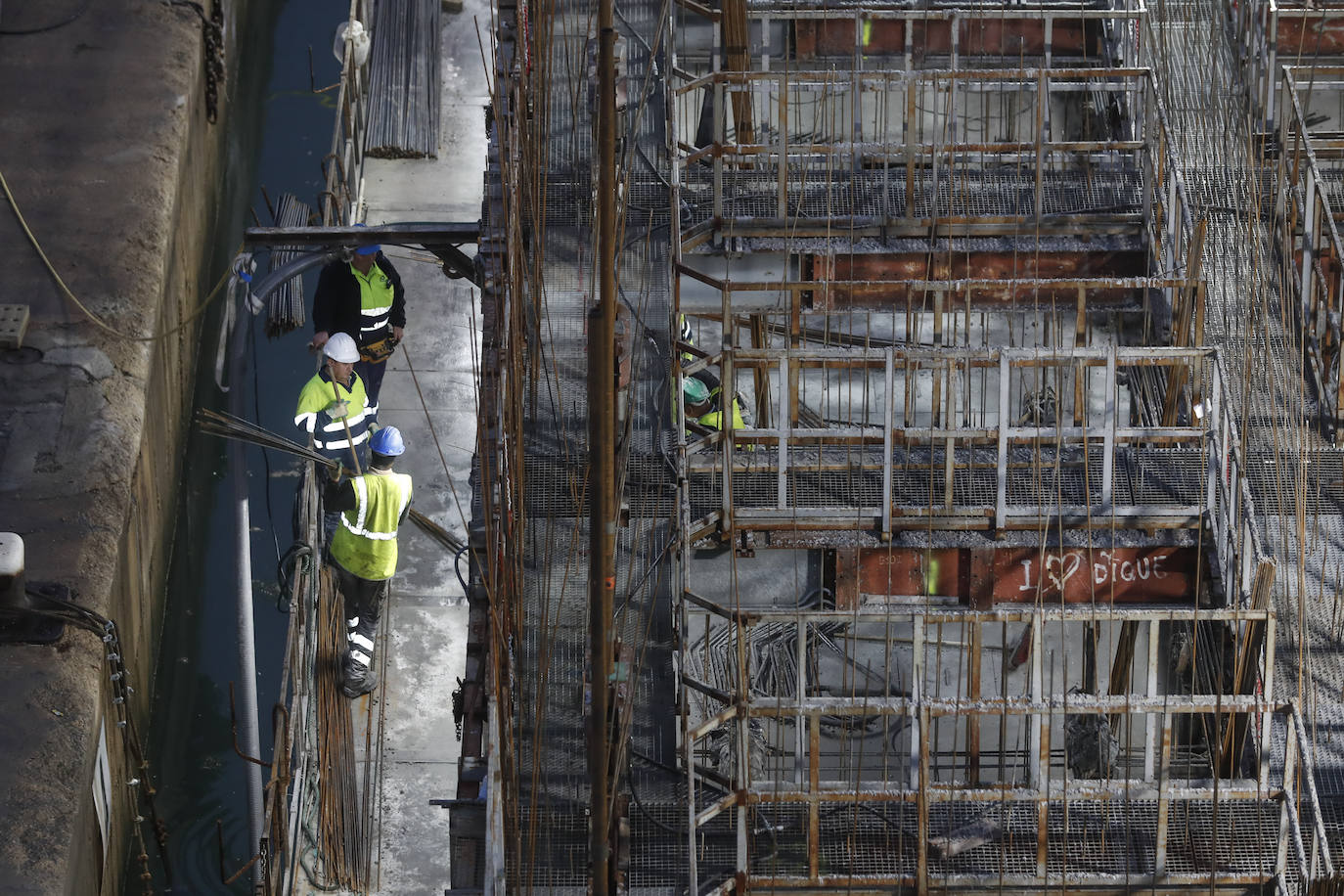 Un mar de hierro y cemento. Durante su construcción, los cajones dejan entrever sus 'entrañas', formadas por un intrincado juego de vigas de hierro sobre el que se vierte el hormigón.