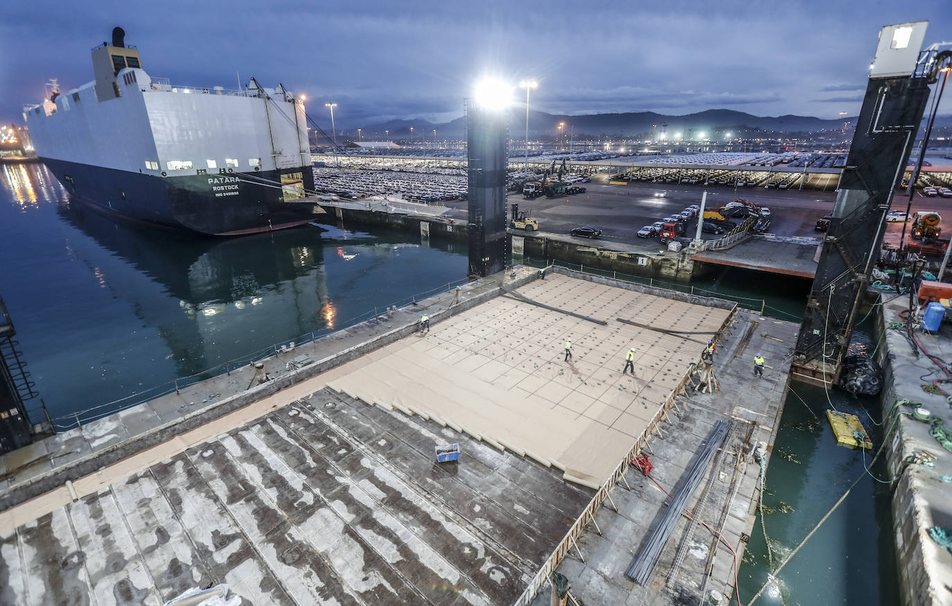 Un 'barco de hormigón': es el nombre técnico de la estructura que compondrá la base del muelle debido a que para su construcción se han realizado cálculos de estabilidad naval, gracias a los cuales los bloques flotan.