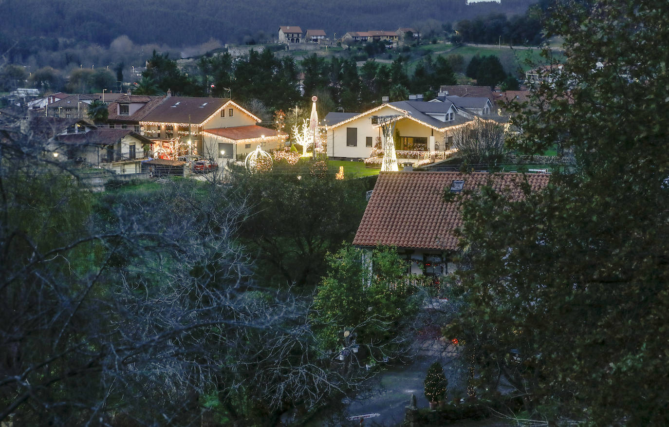 Visto desde lejos, Quijano irradia luz. Muchos visitantes son personas que se detienen en la villa debido a la llamativa estampa navideña.