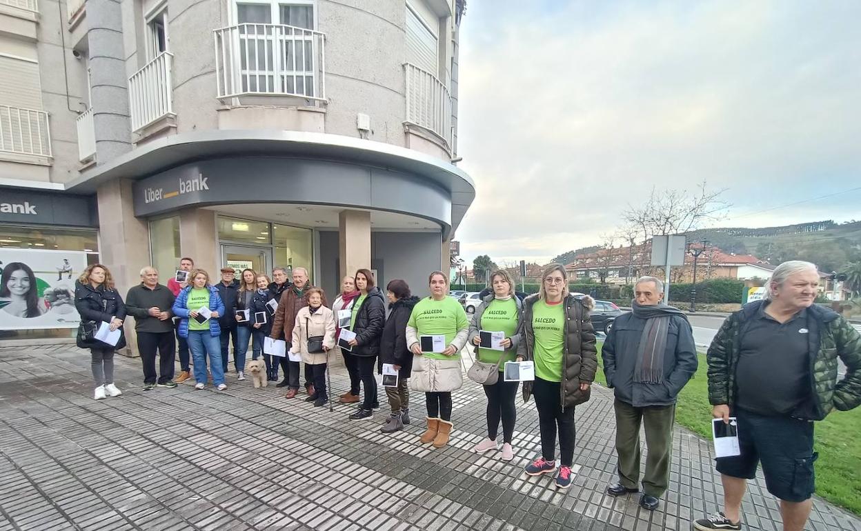 Buena parte de los vecinos multados en Salcedo acudieron juntos a la sucursal bancaria a abonar la multa por desobediencia. 