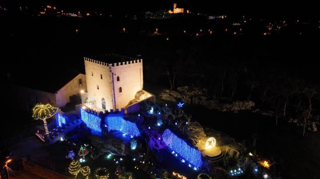 La Torre del Rebollar con la iluminación navideña vista desde el aire. 