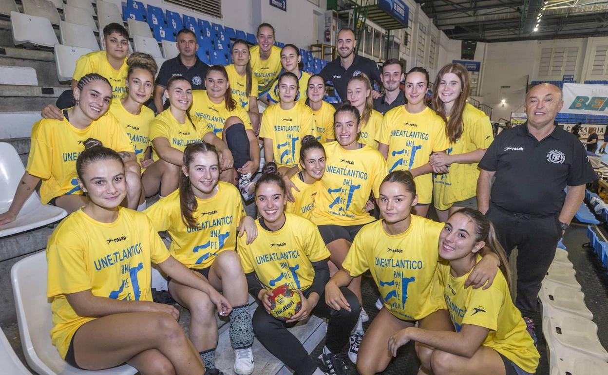 Imagen de archivo de las jugadoras del Uneatlántico Pereda en un partido en el Pabellón de La Albericia.