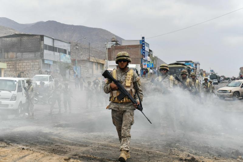 Los soldados entran este jueves en un municipio de Arequipa tras la declaración del estado de emergencia