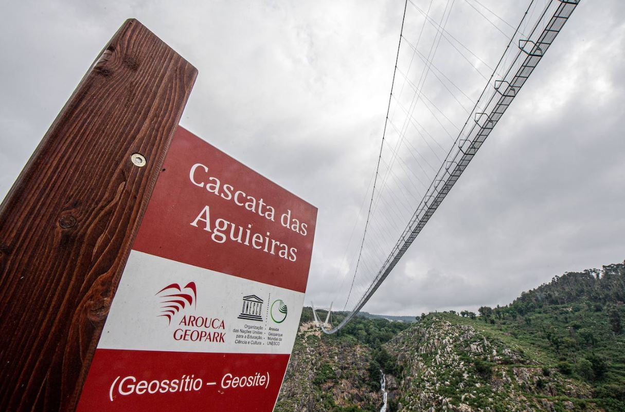 Portugal está construyendo el '516 Arouca' considerado el puente peatonal suspendido más grande del mundo con 516 metros de largo y 175 metros de alto en Arouca. Aún se encuentra en construcción, junto a las pasarelas Paiva y sostenidas por cables de acero dispuestos a 175 metros sobre el lecho del río, se prevé como una de las principales atracciones turísticas en el distrito de Aveiro.