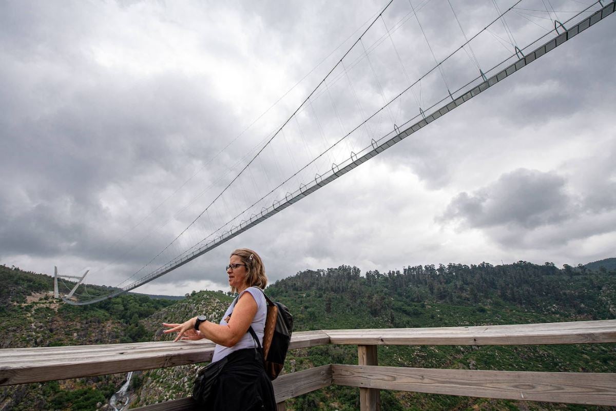 Portugal está construyendo el '516 Arouca' considerado el puente peatonal suspendido más grande del mundo con 516 metros de largo y 175 metros de alto en Arouca. Aún se encuentra en construcción, junto a las pasarelas Paiva y sostenidas por cables de acero dispuestos a 175 metros sobre el lecho del río, se prevé como una de las principales atracciones turísticas en el distrito de Aveiro.