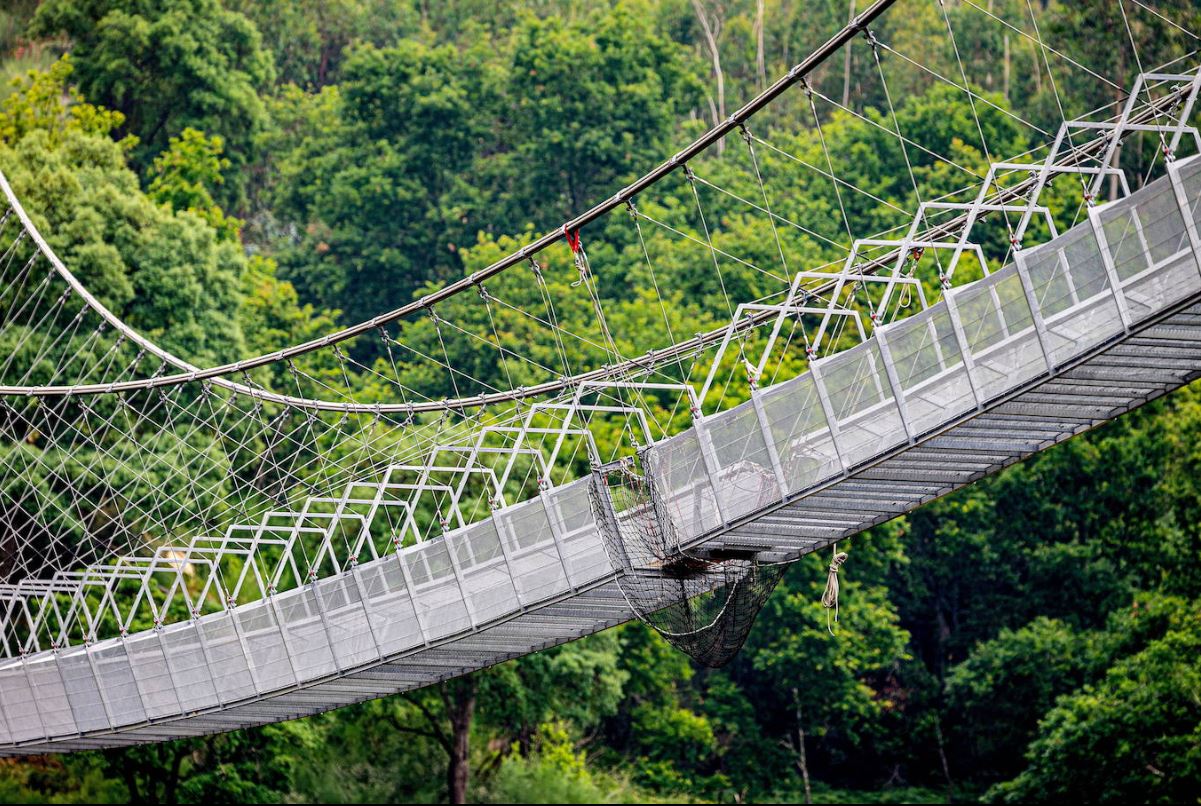 Portugal está construyendo el '516 Arouca' considerado el puente peatonal suspendido más grande del mundo con 516 metros de largo y 175 metros de alto en Arouca. Aún se encuentra en construcción, junto a las pasarelas Paiva y sostenidas por cables de acero dispuestos a 175 metros sobre el lecho del río, se prevé como una de las principales atracciones turísticas en el distrito de Aveiro.