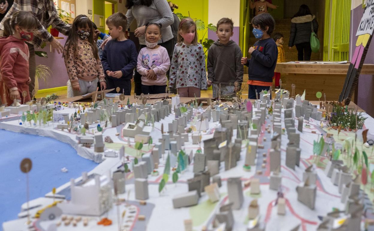 Alumnos del colegio Manuel Llano, ante la maqueta de un Santander sostenible, dentro del proyecto ganador del premio Vicente Ferrer.