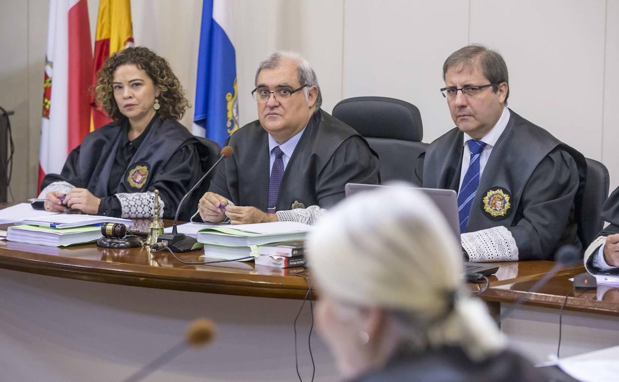 Almudena Congil, Agustín Alonso y Juan José Gómez de la Escalera, magistrados de la Sección Tercera de la Audiencia Provincial.