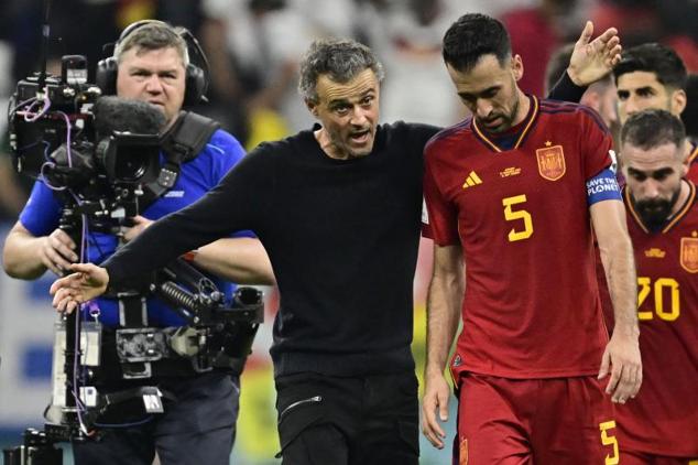 Busquets, junto a Luis Enrique, su último seleccionador, durante el Mundial de Qatar.